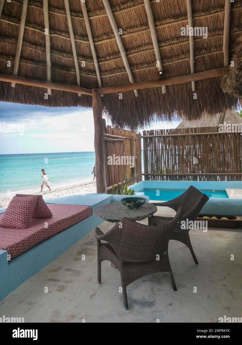 Privater Tauchpool und Terrasse mit Strohdach in einem Resort in Playa del Carmen, Mexiko Stockfoto