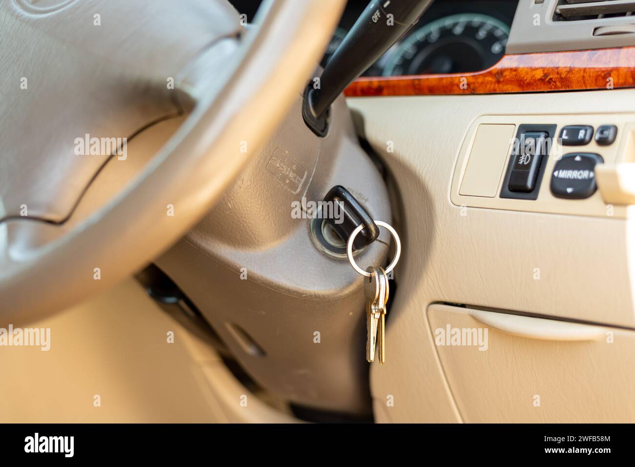 Fahrzeugschlüssel in das Zündschloss eingesteckt. Nahaufnahme mit selektivem Fokus. Stockfoto