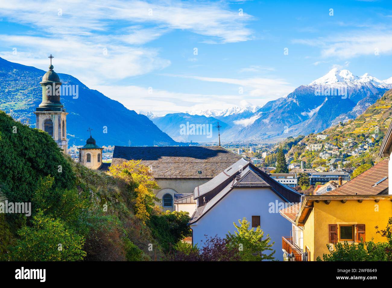 Panoramablick auf die historische Stadt Sion, spektakulär gelegen im schweizer Alpental, Kanton Wallis, Schweiz Stockfoto