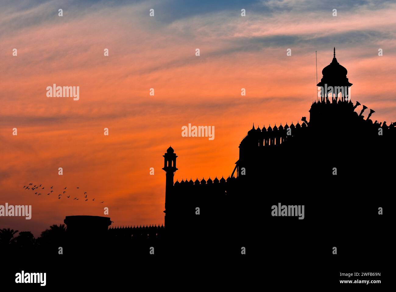 Silhouette des riesigen Eingangs des Rumi Tores in Lucknow City, Indien. Stockfoto