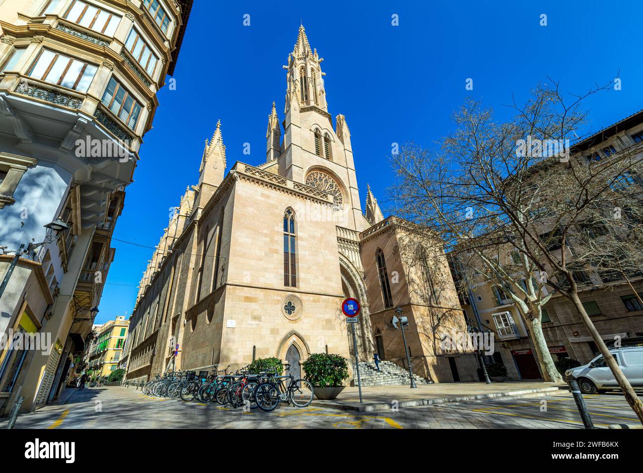 Katholische Kirche unter blauem Himmel in der Altstadt von Palma, Spanien (Flachwinkelblick). Stockfoto