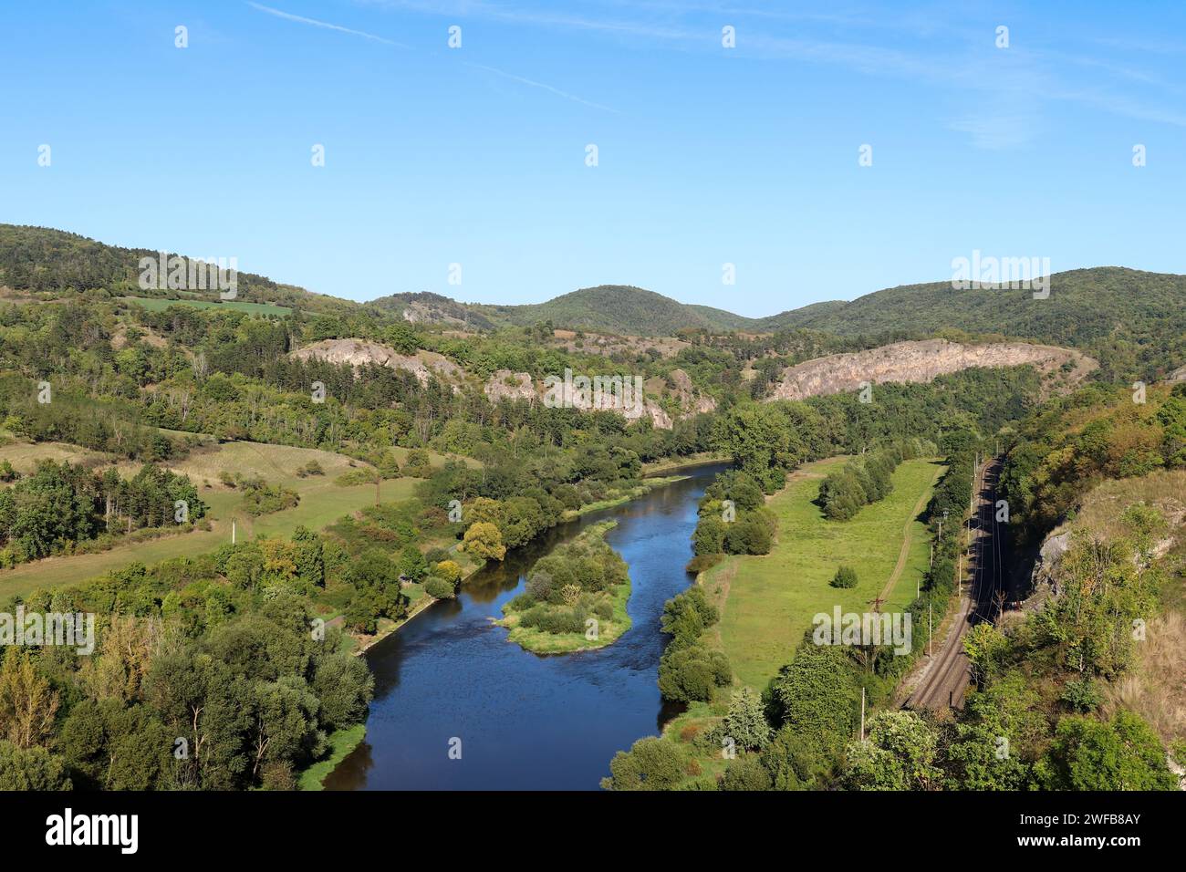 Berounka und Böhmischer Karst, Blick vom Dorf Tetin, Tschechische Republik Stockfoto