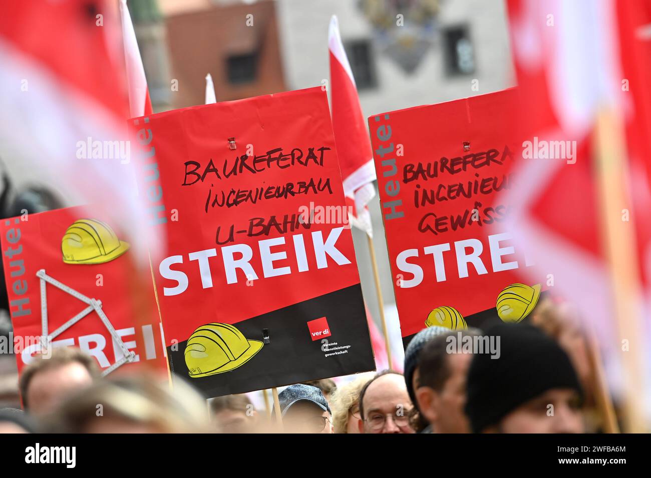 Ver.di kuendigt am Freitag Streik im OEPNV an. ARCHIVFOTO: Themenbild-Großstreiktag auf dem Marienplatz in München am 21.03.2023. KITAS, Kliniken, Oeffentlicher Dienst: Großstreiktag in Bayern.viele kommunale Einrichtungen wie Kliniken, Kitas oder Jobcenter sind in Bayern heute geschlossen,denn Verdi hat erneut zum Warnstreik aufgerufen. *** Ver di kündigt Streik im öffentlichen Verkehr am Freitag ARCHIV FOTO Themenbild Großstreik-Tag am Marienplatz in München am 21 03 2023 Kindertagesstätten, Kliniken, öffentliche Dienste Großstreik-Tag in Bayern viele kommunale Einrichtungen wie Kliniken, da Stockfoto