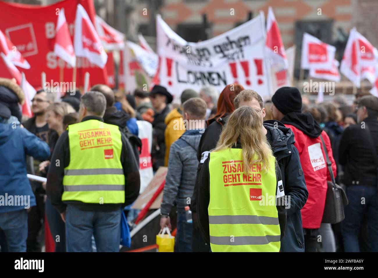 Ver.di kuendigt am Freitag Streik im OEPNV an. ARCHIVFOTO Themenbild-Großstreiktag auf dem Marienplatz in München am 21.03.2023. KITAS, Kliniken, Oeffentlicher Dienst: Großstreiktag in Bayern.viele kommunale Einrichtungen wie Kliniken, Kitas oder Jobcenter sind in Bayern heute geschlossen,denn Verdi hat erneut zum Warnstreik aufgerufen. *** Ver di meldet Streik im öffentlichen Verkehr am Freitag ARCHIV FOTO Themenbild Großstreik-Tag am Marienplatz in München am 21 03 2023 Kindertagesstätten, Kliniken, öffentliche Dienste Großstreik-Tag in Bayern viele kommunale Einrichtungen wie Kliniken, Tag Stockfoto