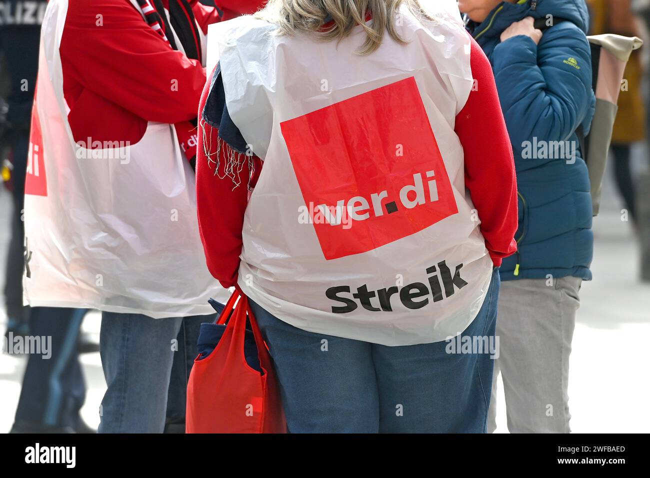 Ver.di kuendigt am Freitag Streik im OEPNV an ARCHIVFOTO Themenbild-Großstreiktag auf dem Marienplatz in München am 21.03.2023. KITAS, Kliniken, Oeffentlicher Dienst: Großstreiktag in Bayern.viele kommunale Einrichtungen wie Kliniken, Kitas oder Jobcenter sind in Bayern heute geschlossen,denn Verdi hat erneut zum Warnstreik aufgerufen. *** Ver di meldet Streik im öffentlichen Verkehr am Freitag ARCHIV FOTO Themenbild Großstreik-Tag am Marienplatz in München am 21 03 2023 Kindertagesstätten, Kliniken, öffentliche Dienste Großstreik-Tag in Bayern viele kommunale Einrichtungen wie Kliniken, Tagesstätten Stockfoto