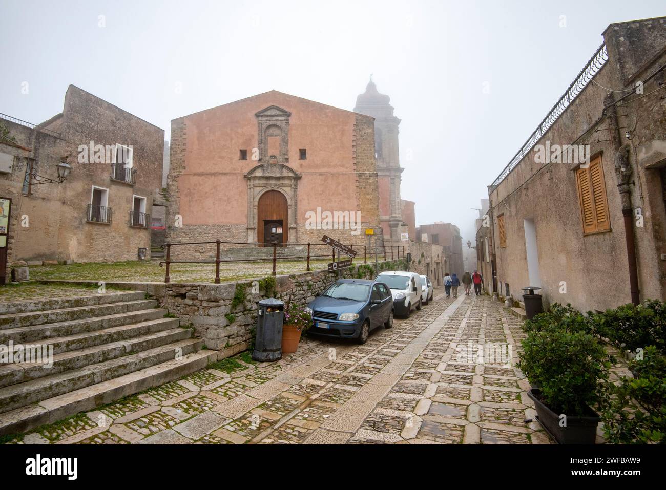 Fußgängerzone mit Kopfsteinpflaster in Erice - Sizilien - Italien Stockfoto