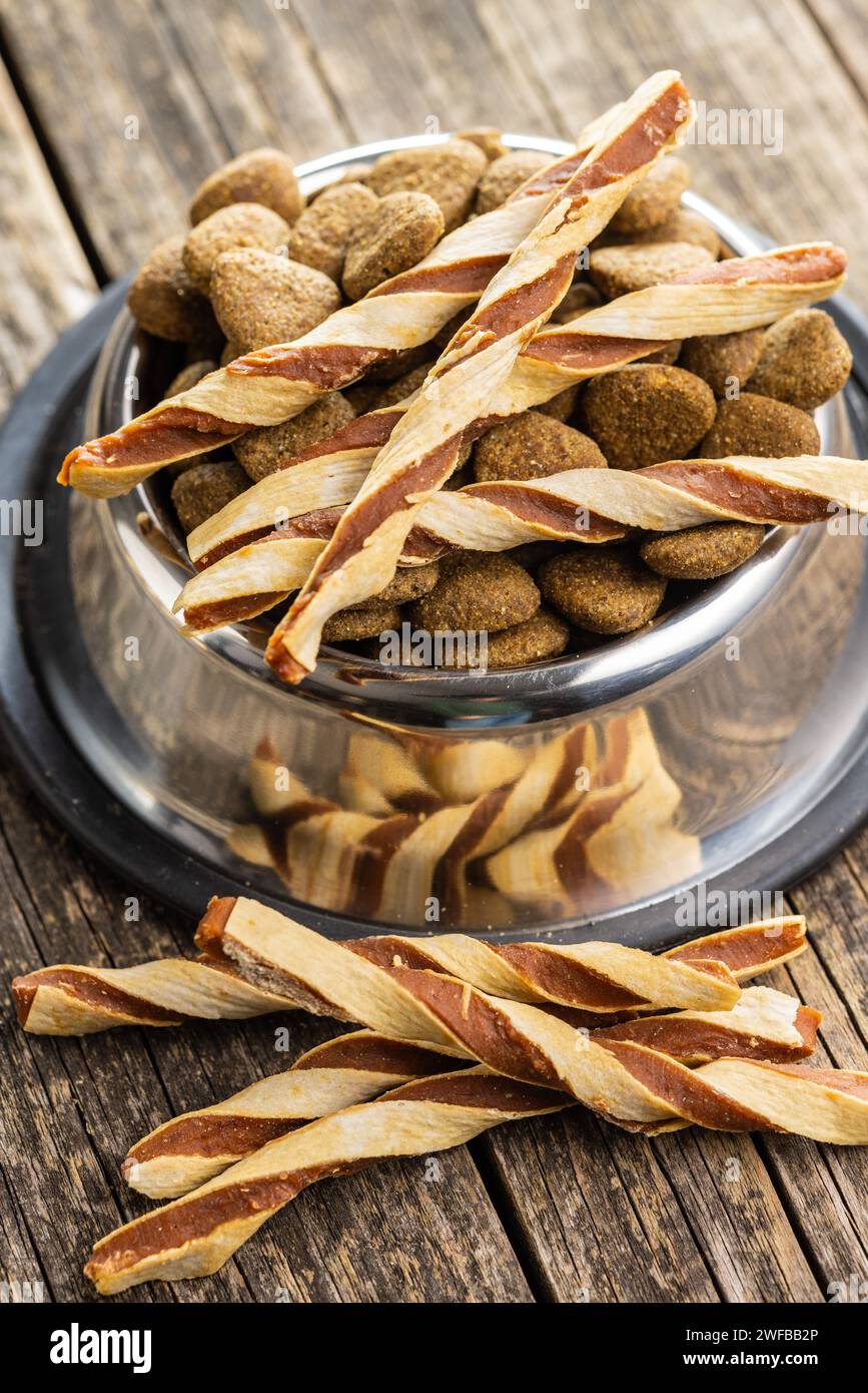 Hundefutter. Snackstangen für Hunde auf dem Holztisch. Stockfoto