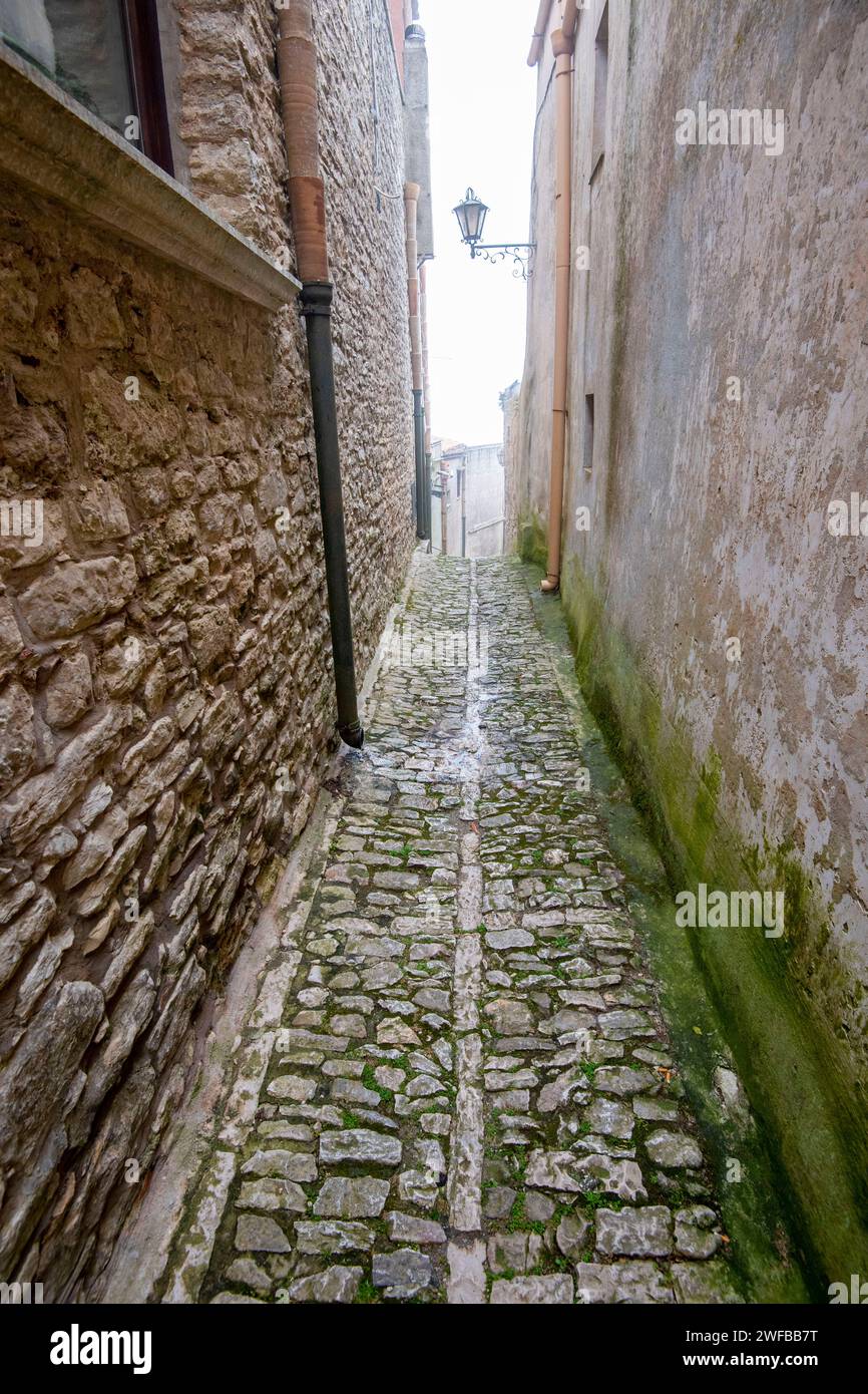 Fußgängerzone mit Kopfsteinpflaster in Erice - Sizilien - Italien Stockfoto