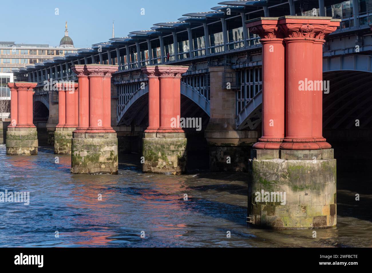 Die Blackfriars Eisenbahnbrücke und die roten Stützpfeiler der alten St. Pauls Bahnhofsbrücke, Central London, England, Großbritannien Stockfoto