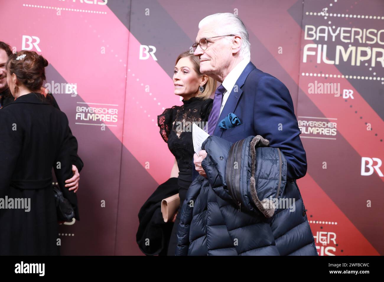 Julia Schütze und Sky du Mont bei Verleihung des 45. Bayerische Filmpreise für das Filmjahr 2023 im Münchner Prinzregententheater. München, 19.01.20 Stockfoto