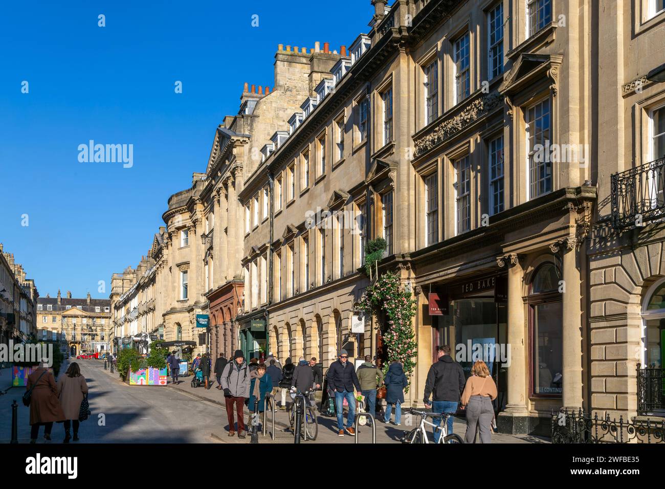 Geschäfte in georgianischen Gebäuden in Milsom Street, Bath, Somerset, England, Großbritannien Stockfoto