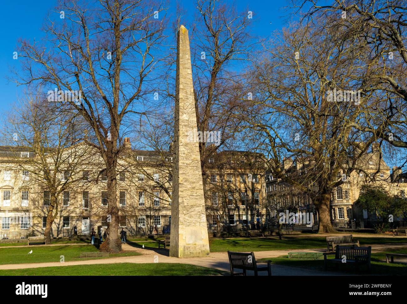 Obelisk erbaute 1738 das Prince of Wales Monument, Stadtpark am Queen Square, Bath, Somerset, England, Großbritannien Stockfoto