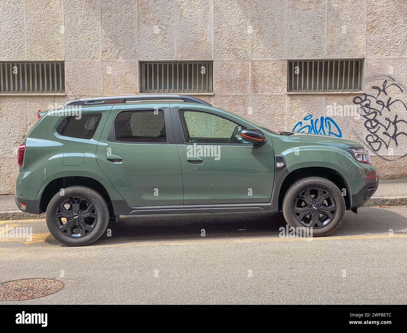 Castell'Arquato, Italien - 25. Juni 2023 Jeep Dacia Duster in mattgrüner neuer Farbe parkt auf der Straße Stockfoto