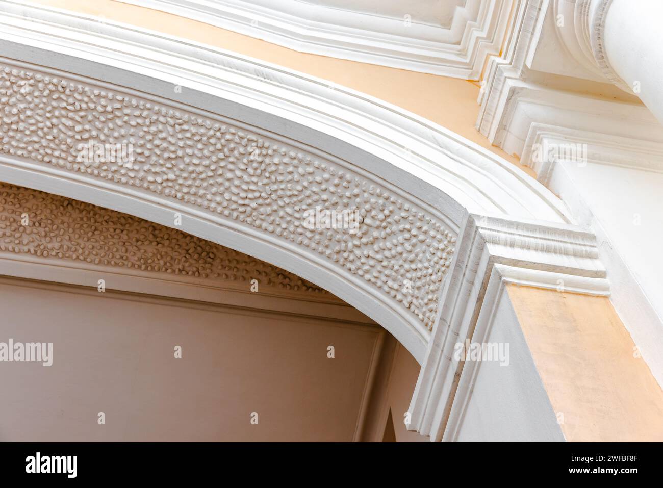 Klassische Portikusdetails. Weiße Bogenecke Stockfoto