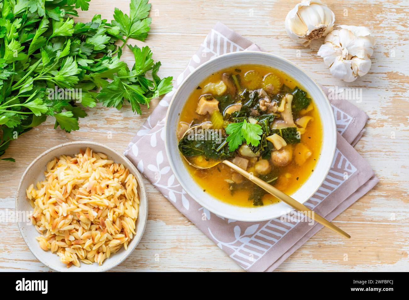 Hausgemachte Miso-Pilzsuppe mit Gemüse und Grünkohl Stockfoto