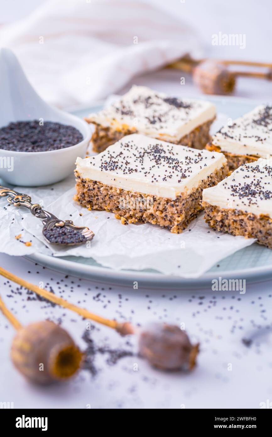 Hausgemachter Mohnkuchen mit Frischkäseglasur Stockfoto