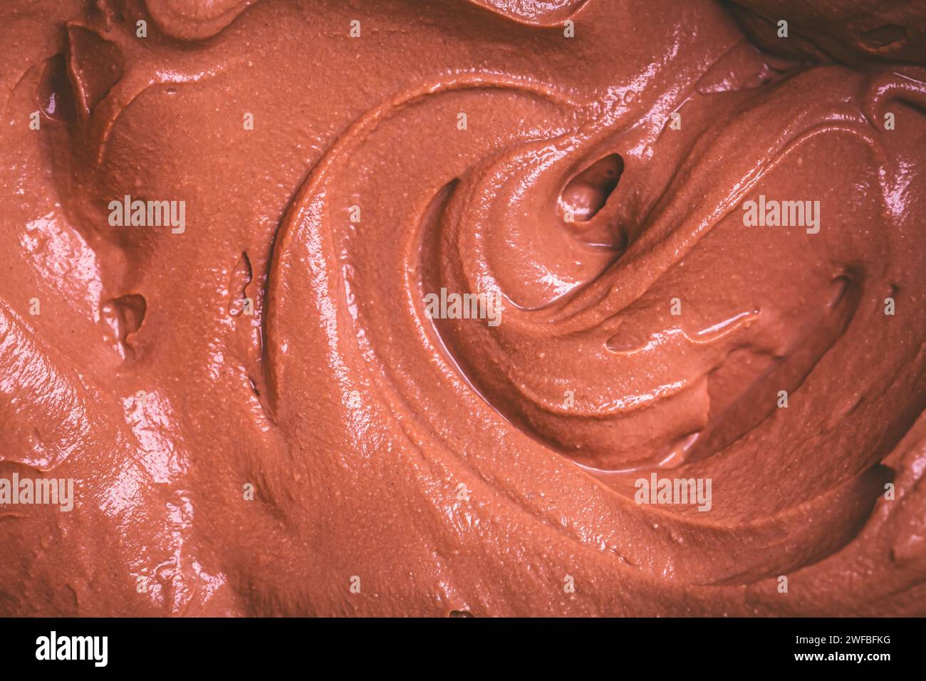 Detail der geschlagenen Schokoladen-Frischkäse-Mousse, Zubereitung gesunder hausgemachter zuckerfreier Snack Stockfoto