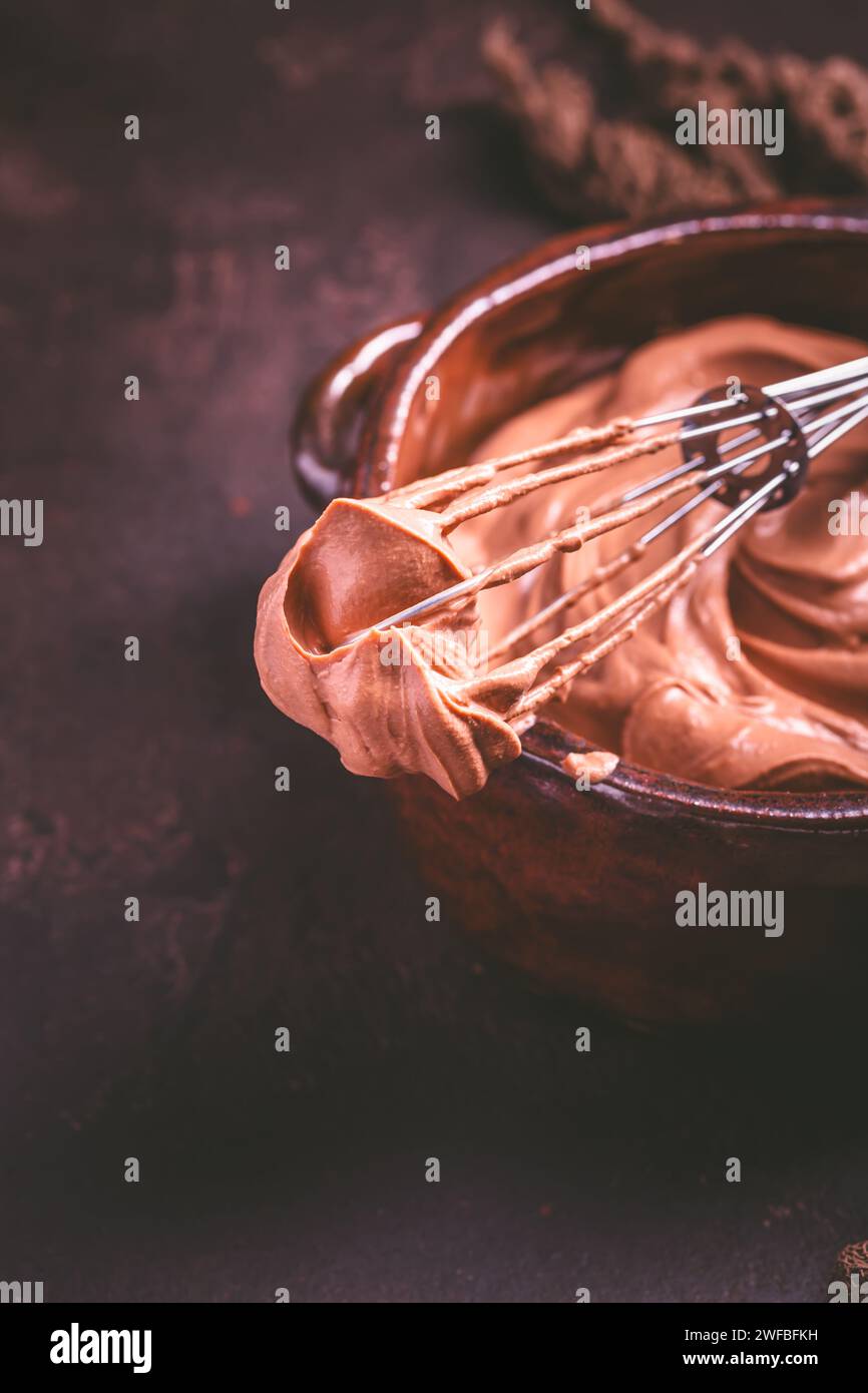 Schokoladen-Frischkäse-Mousse in einer Schüssel mit Schneebesen, gesunde hausgemachte zuckerfreie Snacks Stockfoto