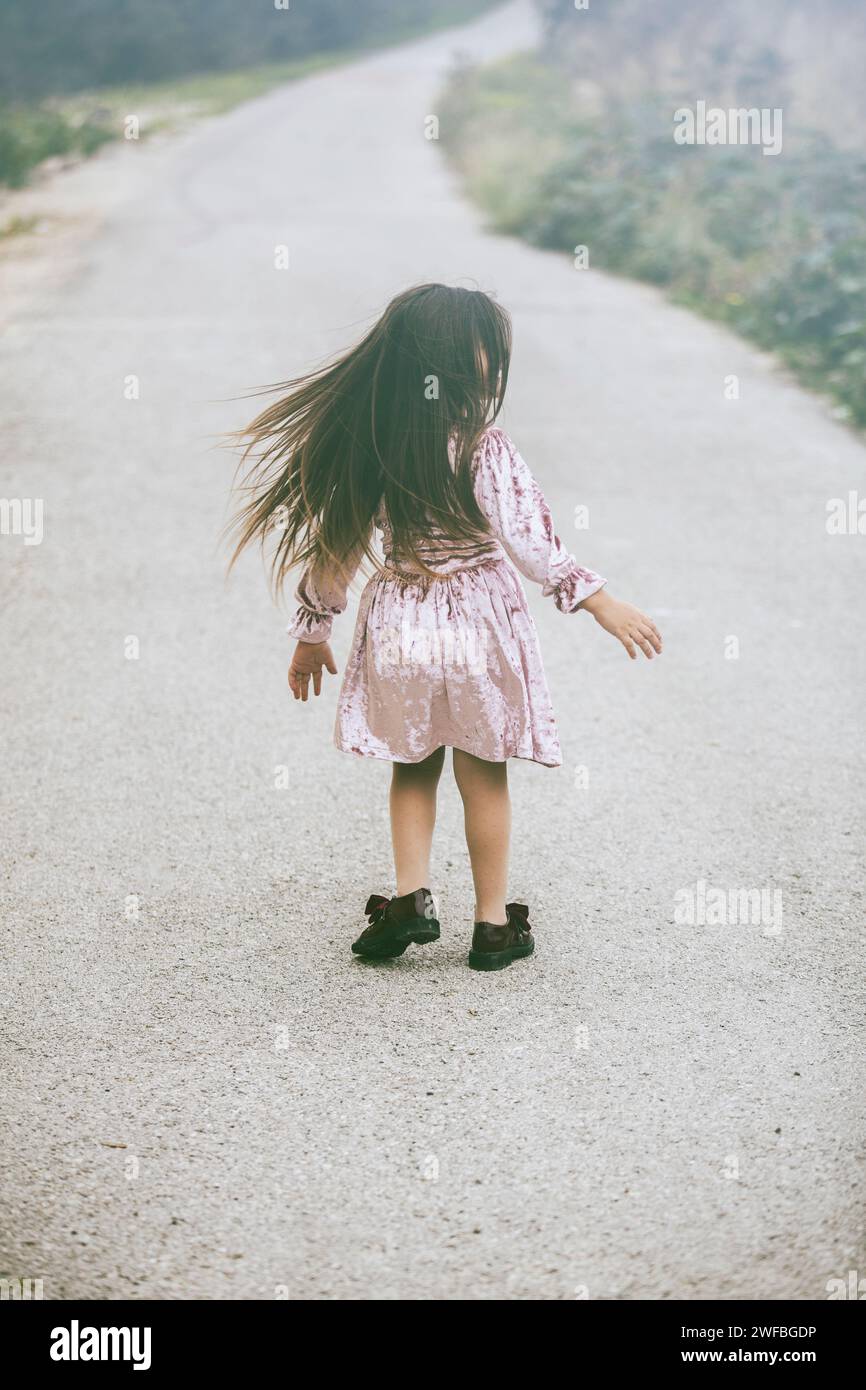 5 Jahre altes Mädchen draußen Stockfoto