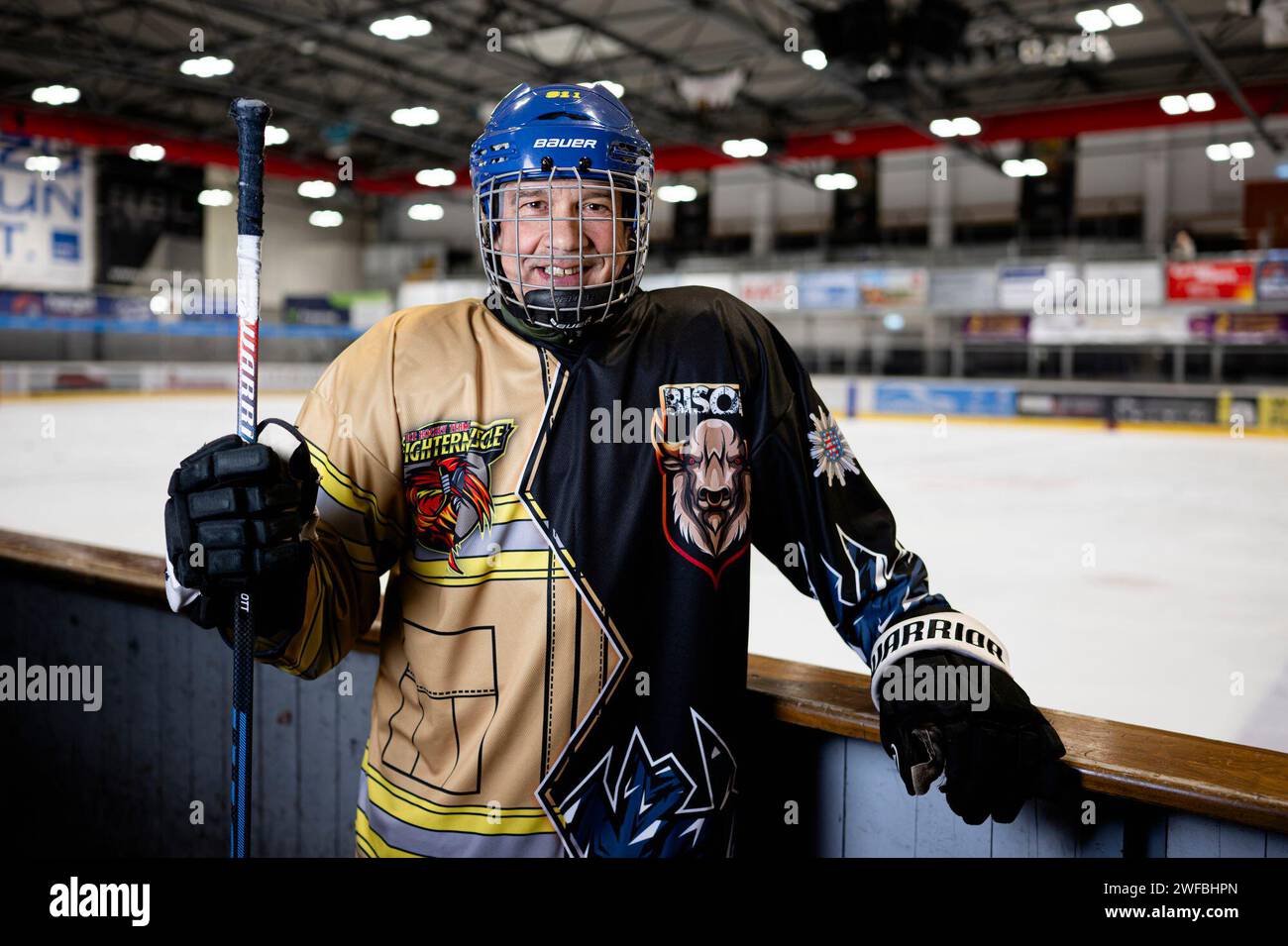 Erfurt, Deutschland. Januar 2024. Georg Maier (SPD), Innenminister Thüringens, steht vor Trainingsbeginn in seinem offiziellen Match-Trikot mit Maske, Handschuhen und Stock am Rande. Maier trainiert auf der Eisbahn in Erfurt vor dem Eishockey-Benefizspiel zwischen Feuerwehr und Polizei am 10. Februar 2024. Quelle: Jacob Schröter/dpa/ZB/dpa/Alamy Live News Stockfoto