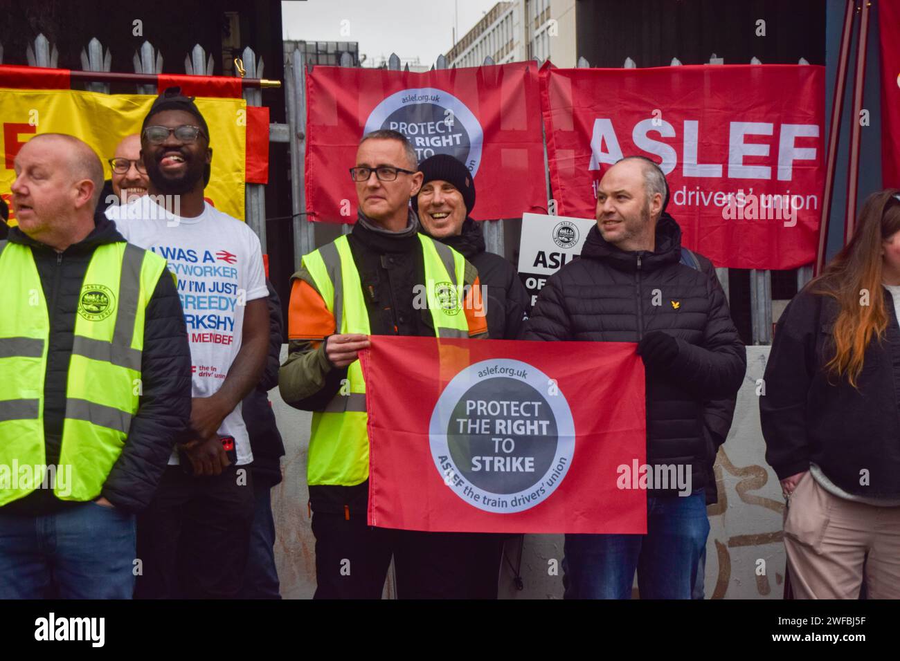 London, Großbritannien. 30. Januar 2024. Die Mitglieder der ASLEF-zugfahrergewerkschaft stehen an der Streike vor dem Bahnhof Waterloo, während die Zugführer neue Streiks über die Bezahlung führen. Quelle: Vuk Valcic/Alamy Live News Stockfoto