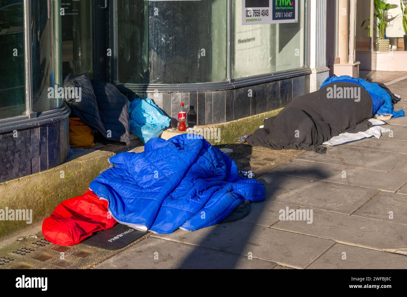 Obdachlose schlafen auf der Straße im Stadtzentrum, Milsom Street, Bath, England, Großbritannien Stockfoto