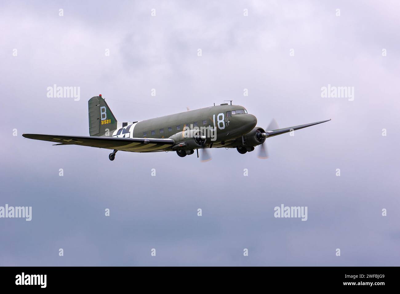 Douglas C-47 Skytrain (Dakota)-Flugzeuge, die mit ihren ursprünglichen 94. Truppenträgergeschwader Normandie Invasionsmarkierungen mit D-Day-Streifen bemalt waren Stockfoto
