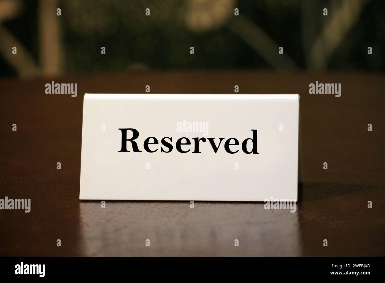 Reservierungskarte auf Holztisch in der Nähe. Stockfoto