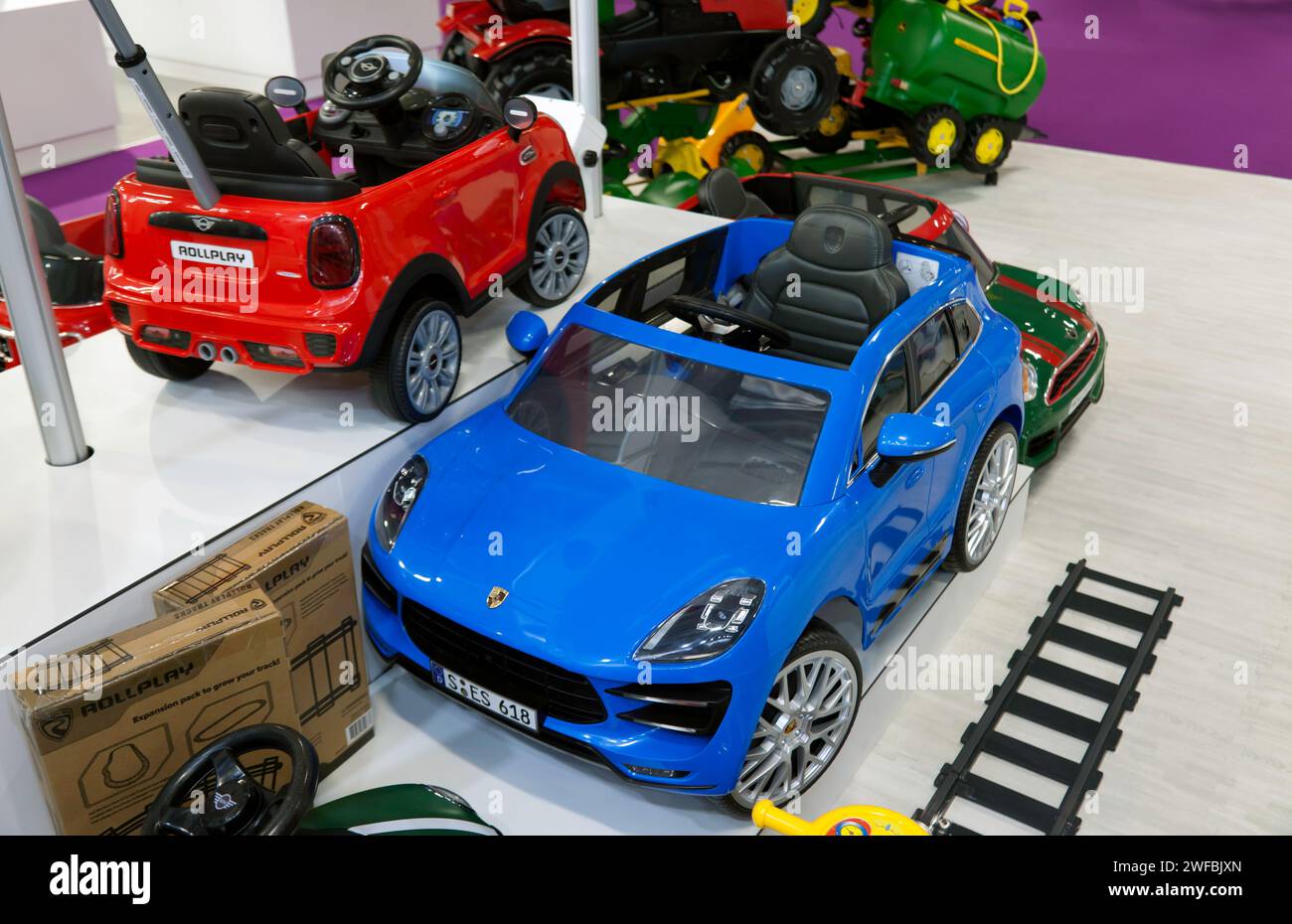 Elektrische Kinderwagen, ausgestellt auf der Spielwarenmesse 2024 in Olympia, London Stockfoto