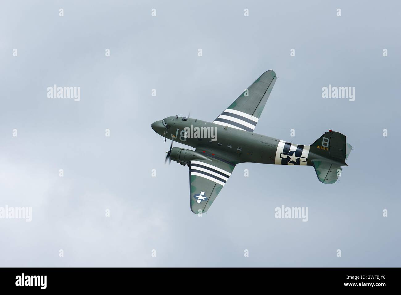 Douglas C-47 Skytrain (Dakota)-Flugzeuge, die mit ihren ursprünglichen 94. Truppenträgergeschwader Normandie Invasionsmarkierungen mit D-Day-Streifen bemalt waren Stockfoto