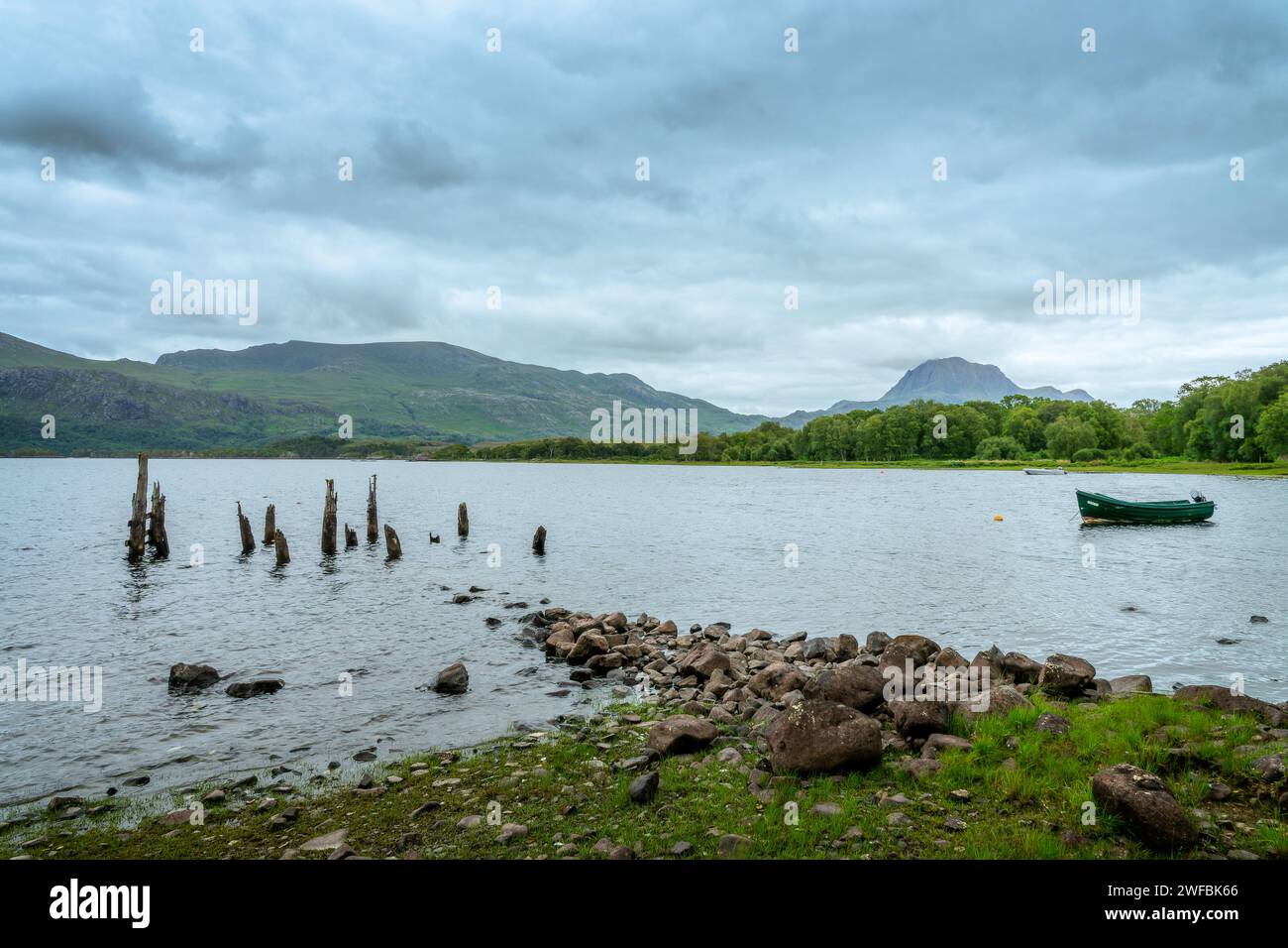 Lochside Landschaften am Loch Maree in der Nähe von Gairloch in North West Highlands, Schottland, Großbritannien Stockfoto