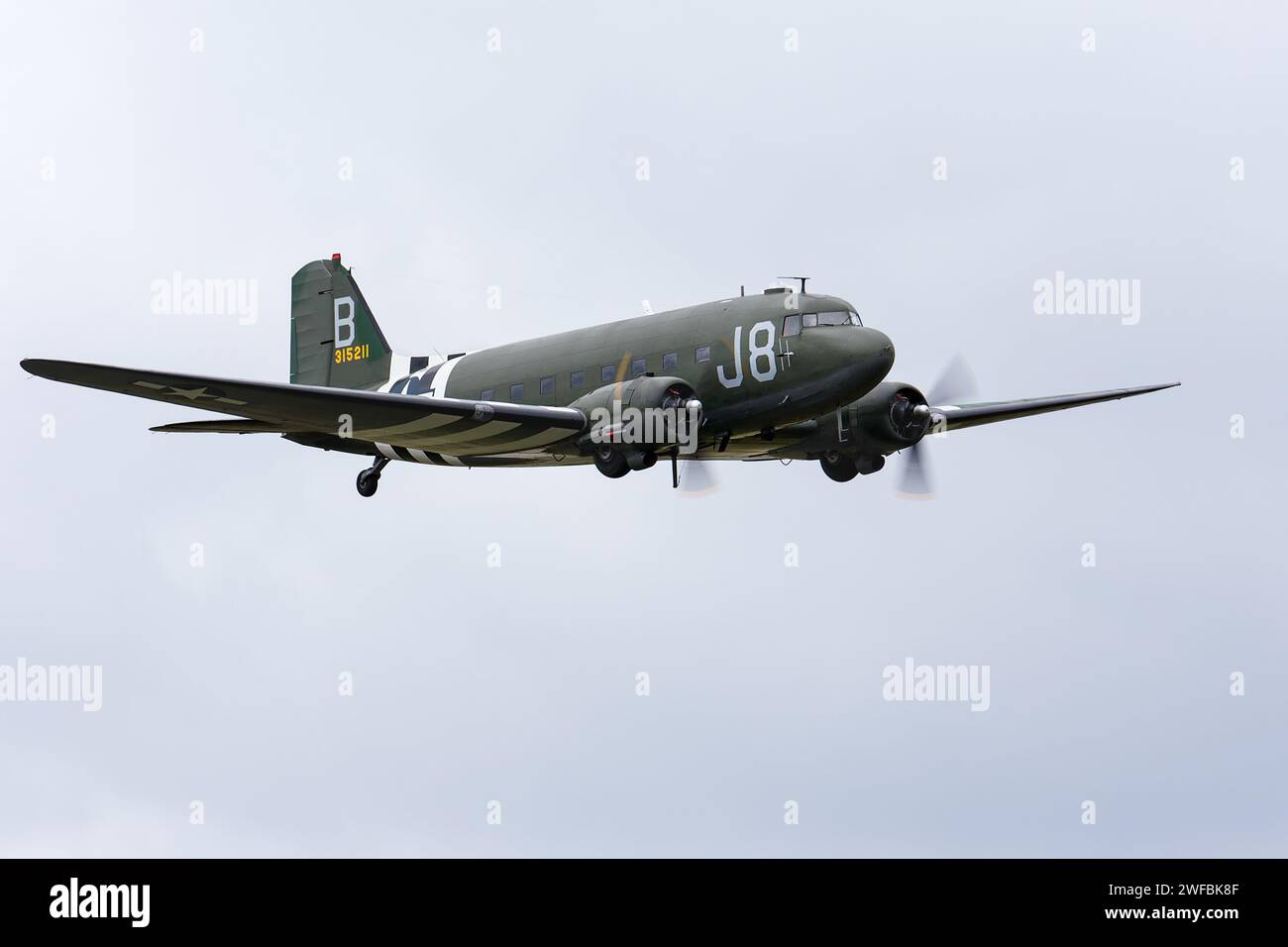 Douglas C-47 Skytrain (Dakota)-Flugzeuge, die mit ihren ursprünglichen 94. Truppenträgergeschwader Normandie Invasionsmarkierungen mit D-Day-Streifen bemalt waren Stockfoto