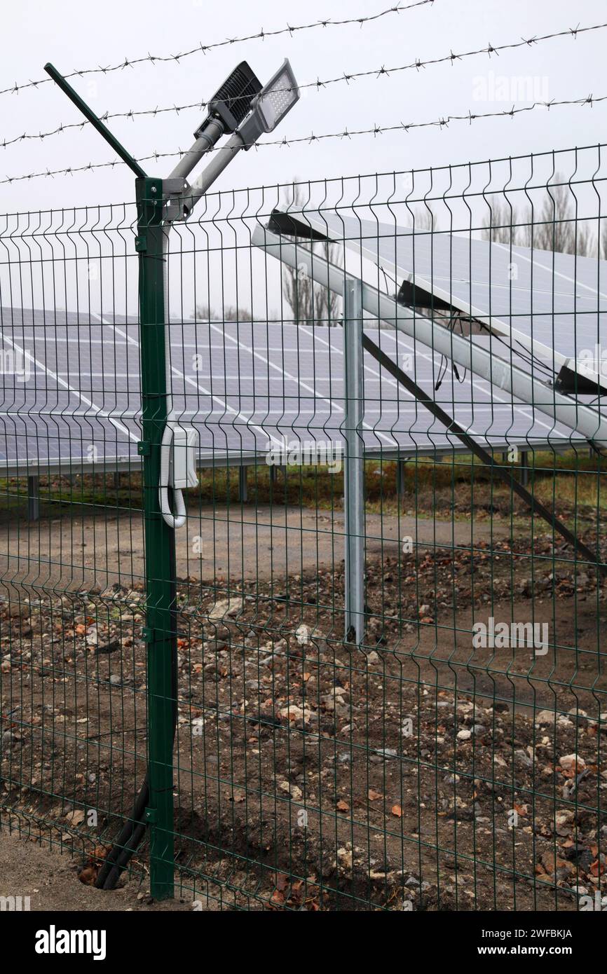 Sonnenkollektor. Solarpaneele, die in einem ländlichen Gebiet installiert sind. Solarkraftwerk auf dem Feld. Solarmodul erzeugt umweltfreundliche Energie aus Th Stockfoto