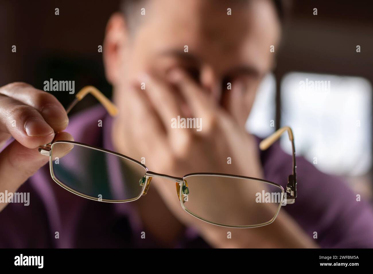 Müder junger Mann fühlt Schmerzen Augenanstrengung Brillen halten trockene Reizungen Augen müde von der Computerarbeit, gestresster Mann leiden unter Kopfschmerzen schlechte Vis Stockfoto