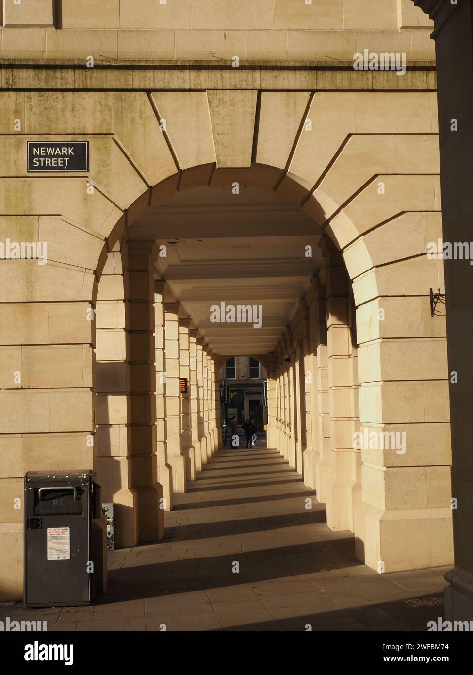 Steinkolonnade in der Southgate Entwicklung, Newark Street, Bath Somerset. Stockfoto