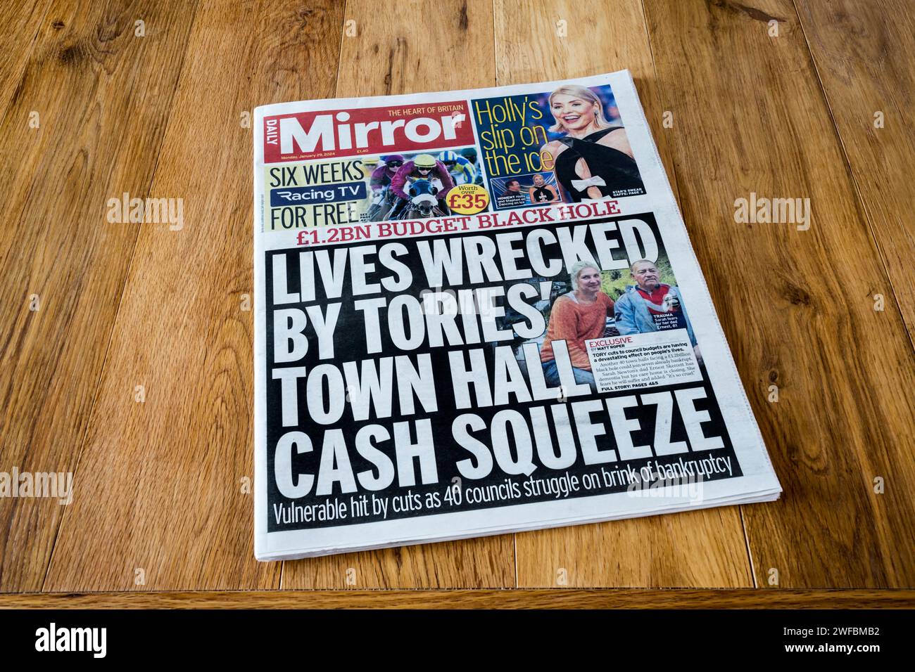 29. Januar 2024. Die Schlagzeile des Daily Mirror lautet: Lives Wracked by Tories' Town Hall Cash Squeeze. Stockfoto