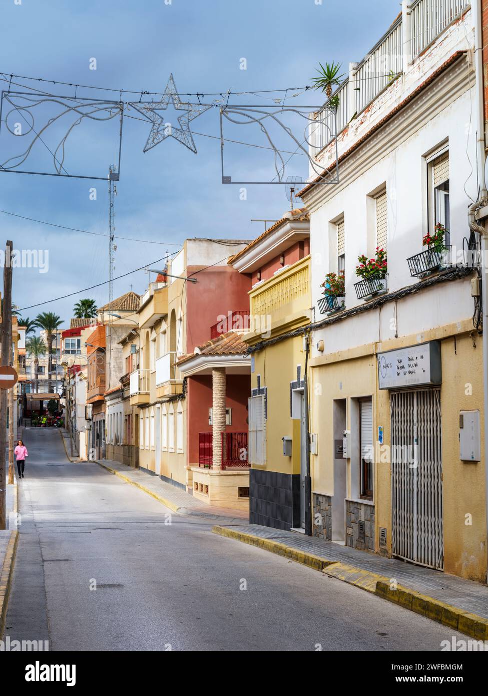 Calle de Miguel Joaquín Ortuño Lorente - San Miguel de Salinas, Alicante, Spanien. Eine der malerischen Straßen gesäumt von einer Vielzahl von kleinen Häusern A Stockfoto