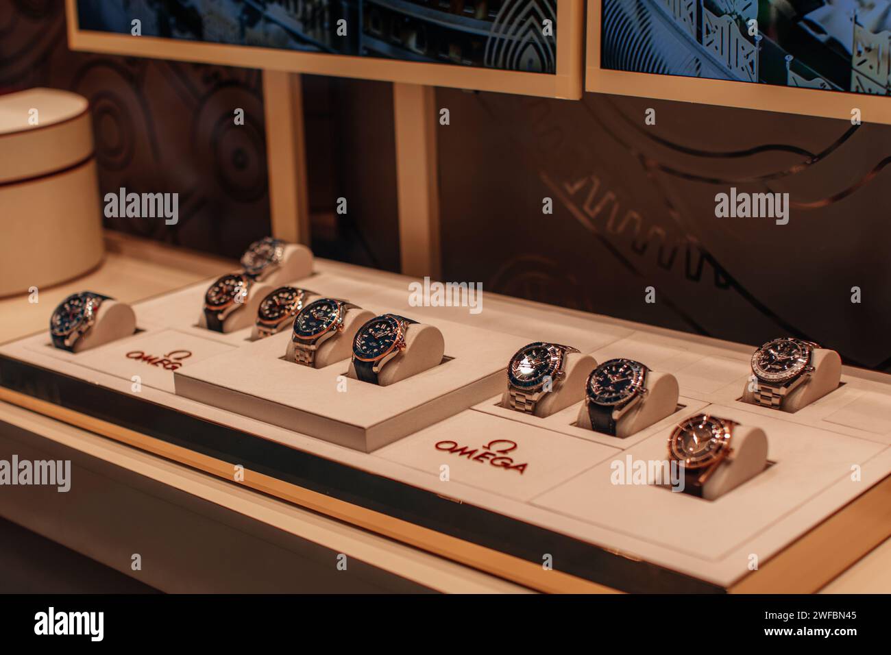 Sammlung luxuriöser Omega-Uhren, Schaufensterausstellung der berühmten Marke im Einkaufszentrum Stockfoto