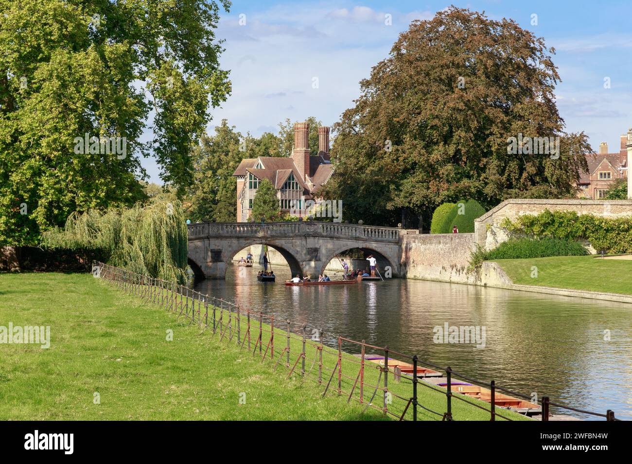 CAMBRIDGE, GROSSBRITANNIEN - 8. SEPTEMBER 2014: Dies ist die Garret Hostel Bridge on the River Cam, wo traditionelle Stangenbootfahrten stattfinden. Stockfoto CAMBRIDGE, GROSSBRITANNIEN - 8. SEPTEMBER 2014: Dies ist die Garret Hostel Bridge on the River Cam, wo traditionelle Stangenbootfahrten stattfinden. Stockfoto