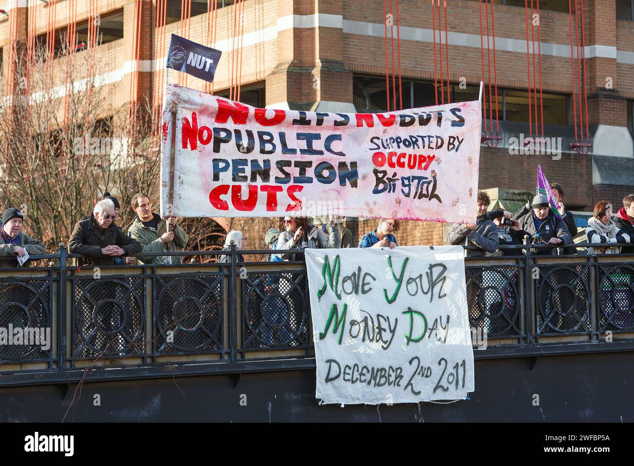 Bristol 30-11-2011 Proteste im öffentlichen Dienst werden mit Fahnen und Plakaten dargestellt, während sie an einem protestmarsch und einer Kundgebung teilnehmen. Stockfoto