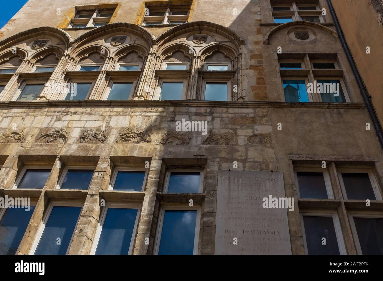 Lyon, Frankreich, 2023. Die Gedenktafel an der gotischen Fassade des Hauses Thomassin aus dem 15. Jahrhundert im Vieux Lyon Stockfoto