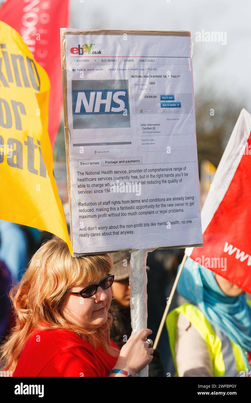 Demonstranten mit Plakat sind bei einem Streik, Renten- und Lohnprotest in Bristol, Großbritannien 30/11/2011, abgebildet Stockfoto