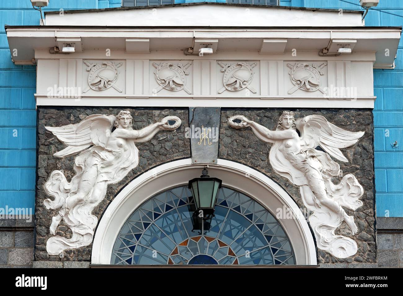 Bas Relief mit zwei Engeln an der Fassade des alten Gebäudes in Kiew, Ukraine Stockfoto