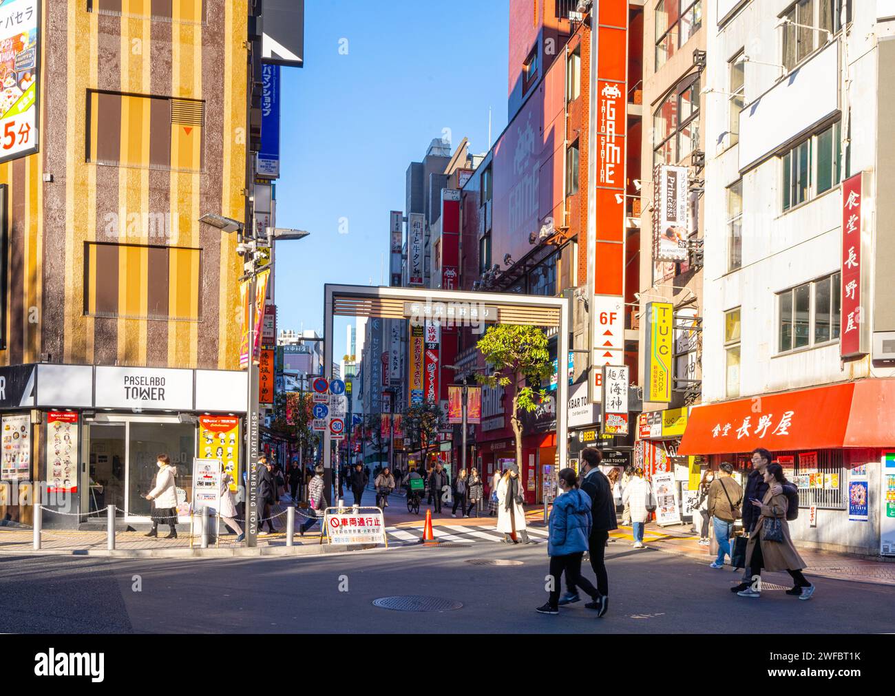 Tokio, Japan. Januar 2024. Leute laufen durch die Musashino Straße im Stadtzentrum Stockfoto