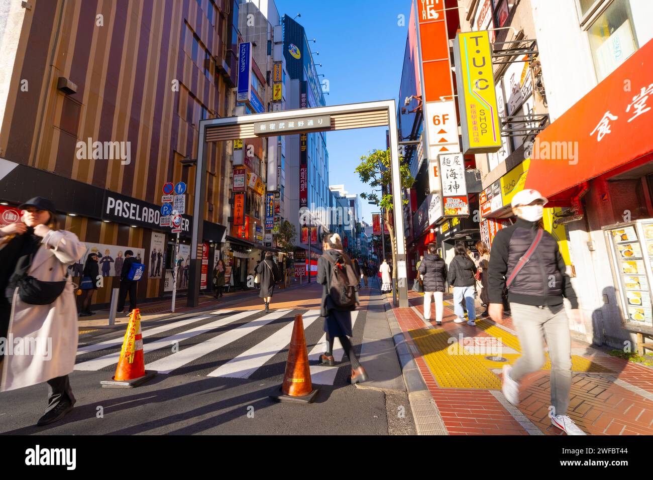 Tokio, Japan. Januar 2024. Leute laufen durch die Musashino Straße im Stadtzentrum Stockfoto