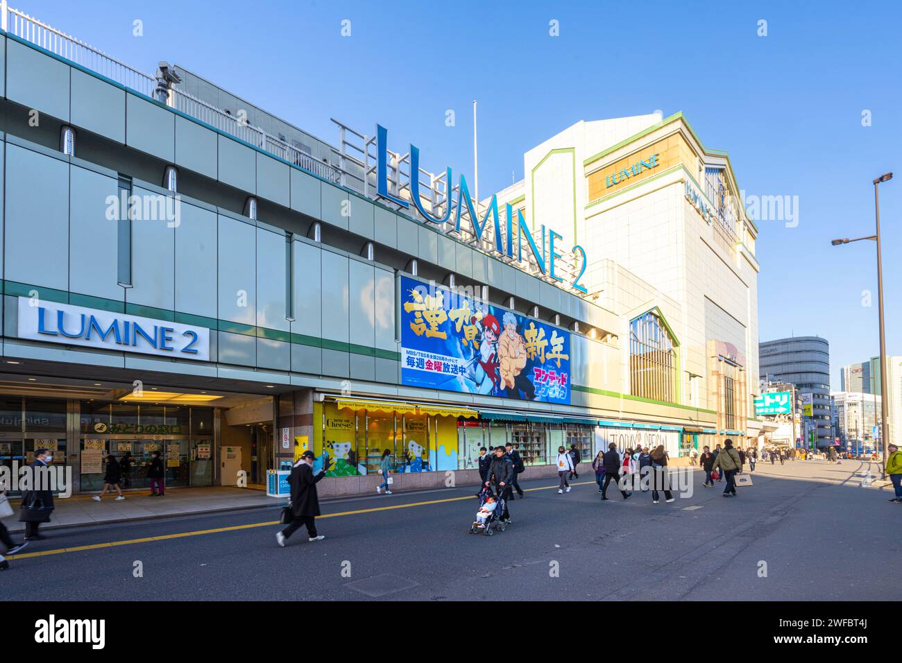 Tokio, Japan. Januar 2024. Außenansicht der Menschen vor dem Bahnhof Shinjuku im Stadtzentrum Stockfoto