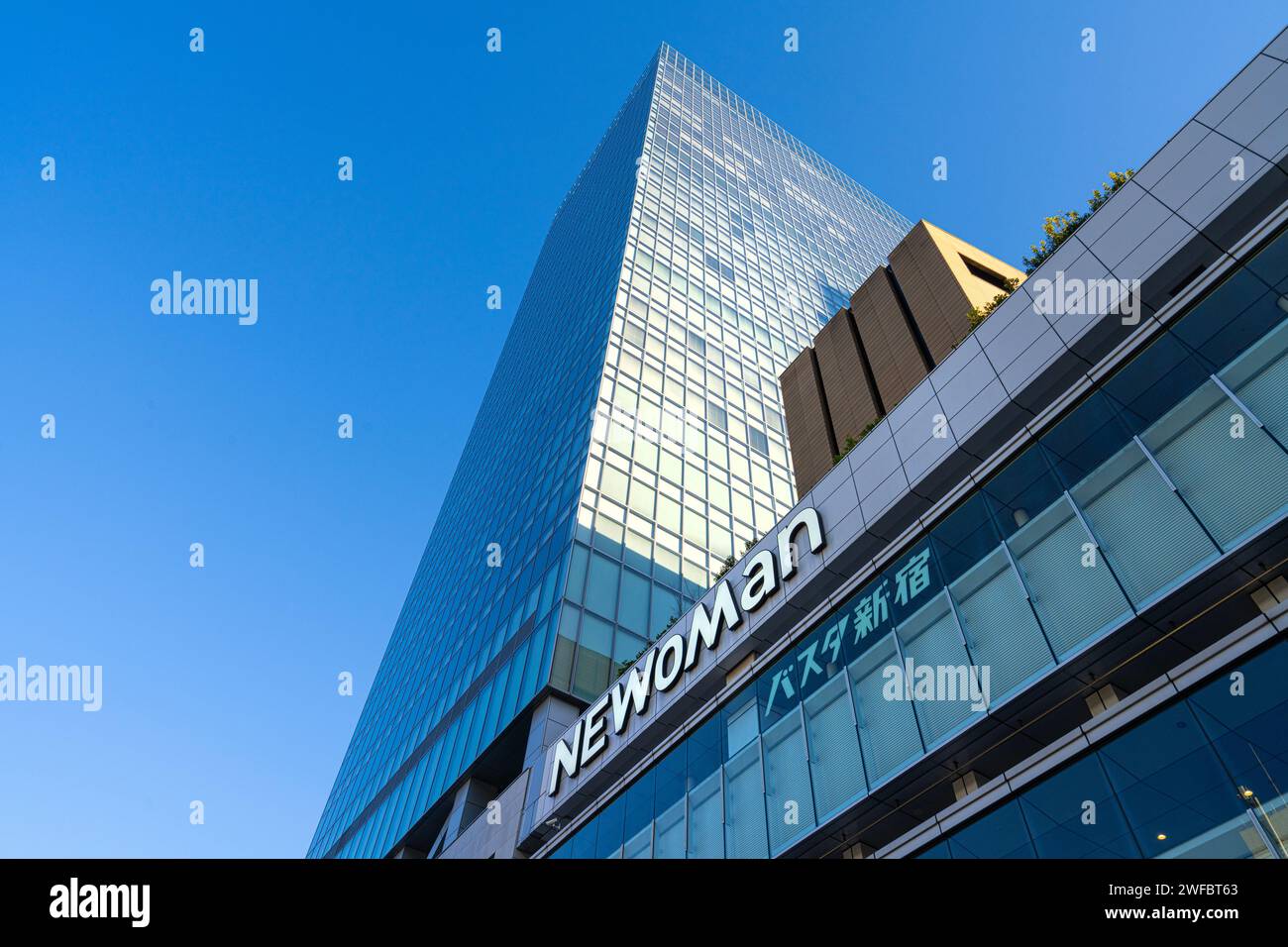 Tokio, Japan. Januar 2024. Außenansicht der Menschen vor dem Bahnhof Shinjuku im Stadtzentrum Stockfoto