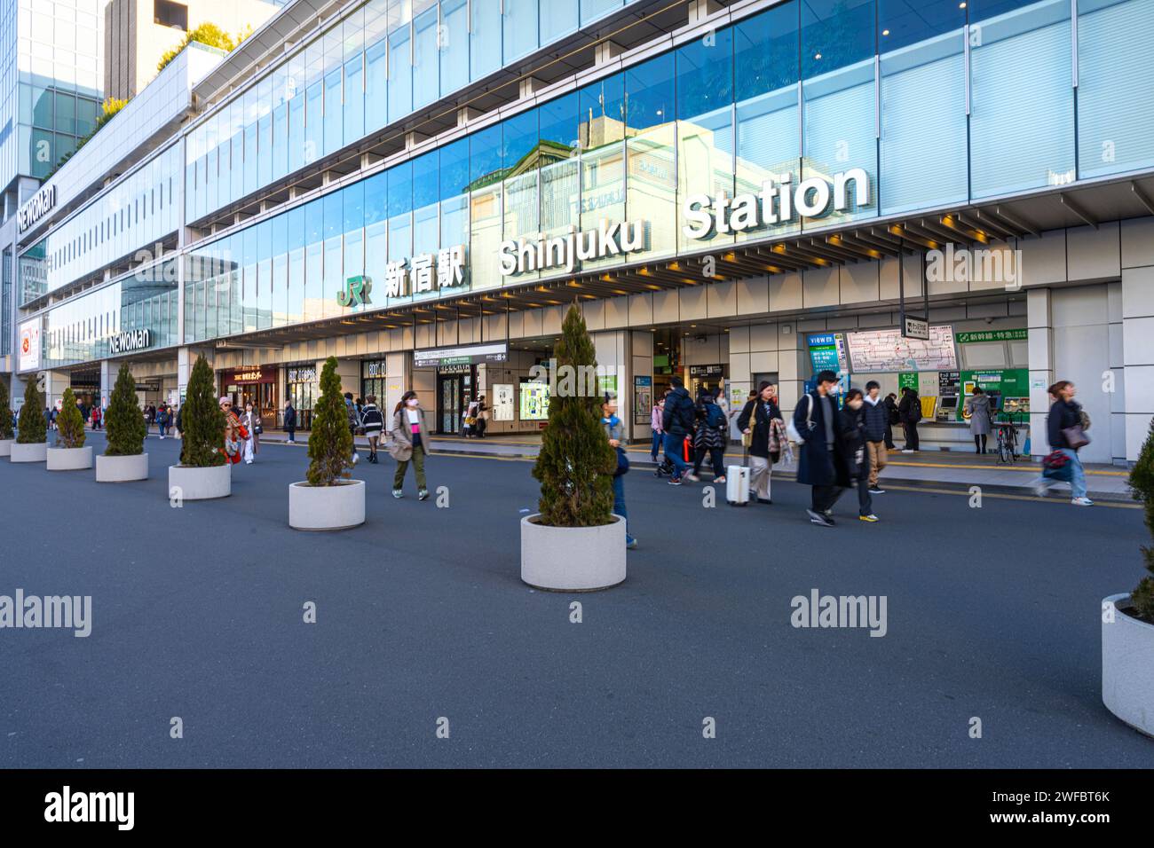 Tokio, Japan. Januar 2024. Außenansicht der Menschen vor dem Bahnhof Shinjuku im Stadtzentrum Stockfoto