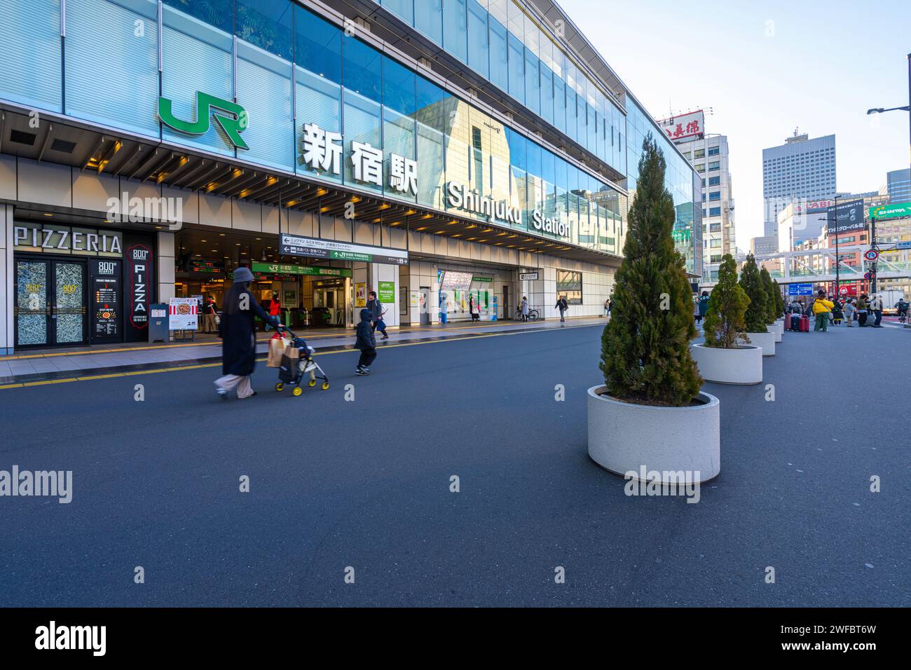 Tokio, Japan. Januar 2024. Außenansicht der Menschen vor dem Bahnhof Shinjuku im Stadtzentrum Stockfoto