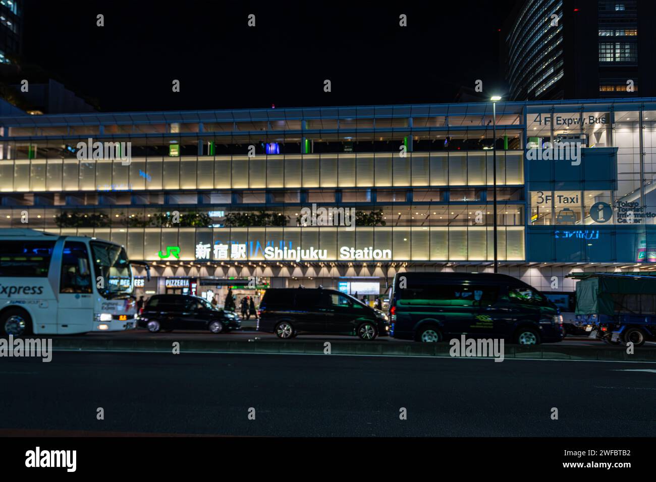 Tokio, Japan. Januar 2024. Außenansicht des Verkehrs vor dem Bahnhof Shinjuku im Stadtzentrum Stockfoto